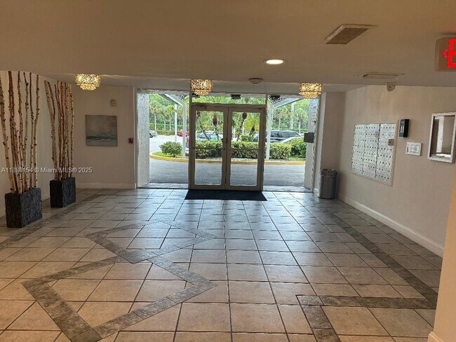 Photo - 2821 NE 163rd St Unidad 2R