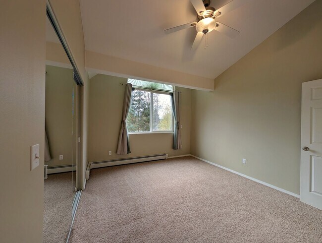 Photo - Unfurnished, 3Bd/2.5Ba Townhome, Long Term...