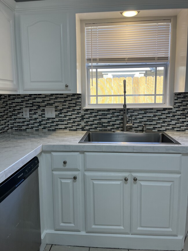 Photo - 1900 W Douglas St Apartamentos Unidad # 3