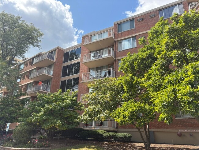 Building Photo - 2222 S Stewart Ave Unit 5C