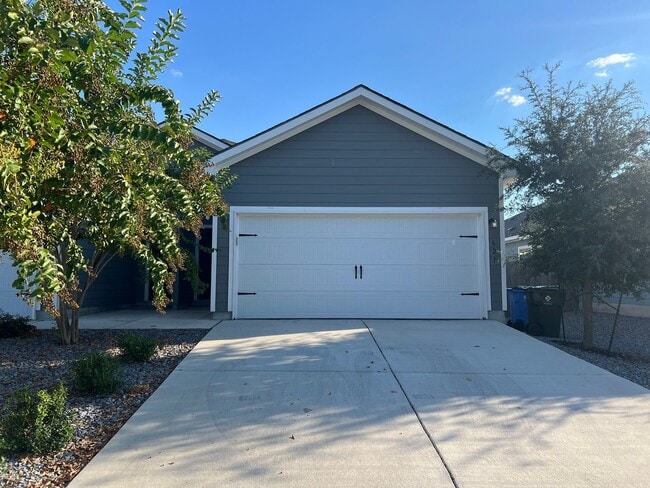 Building Photo - Luxury 3/2 Duplex in Seguin, Texas