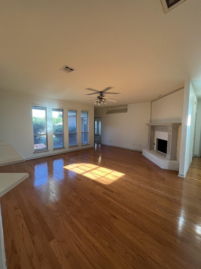 Photo - 1200 Oakley Dr