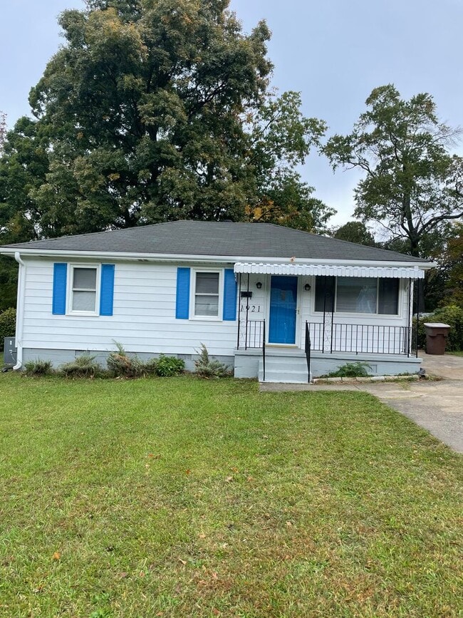 Building Photo - Updated 3 Bedroom- Convenient to Restaurants, Cone Hospital & Wendover Ave