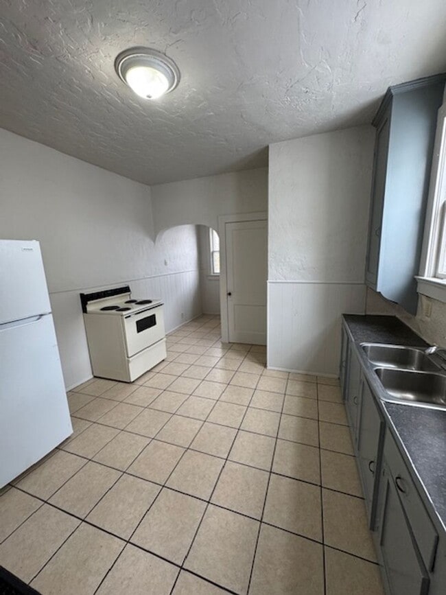 Photo - 1916 High St