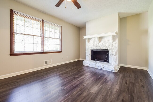 Photo - 1821 Pine Creek Dr