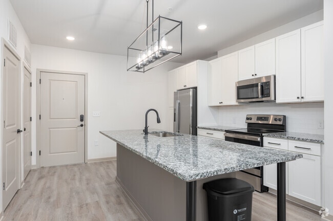 B1 - 2 habitaciones, 2 baños - 1141 pies cuadrados - Cocina - The Tomlin Luxury Apartments