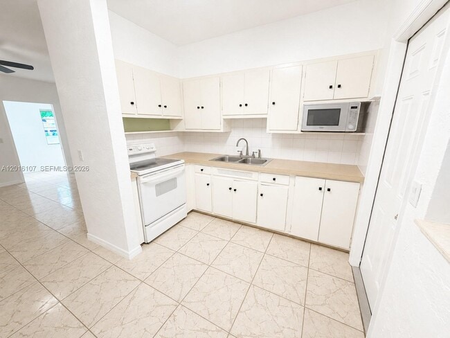 Building Photo - 825 S 20th Ave Unit A