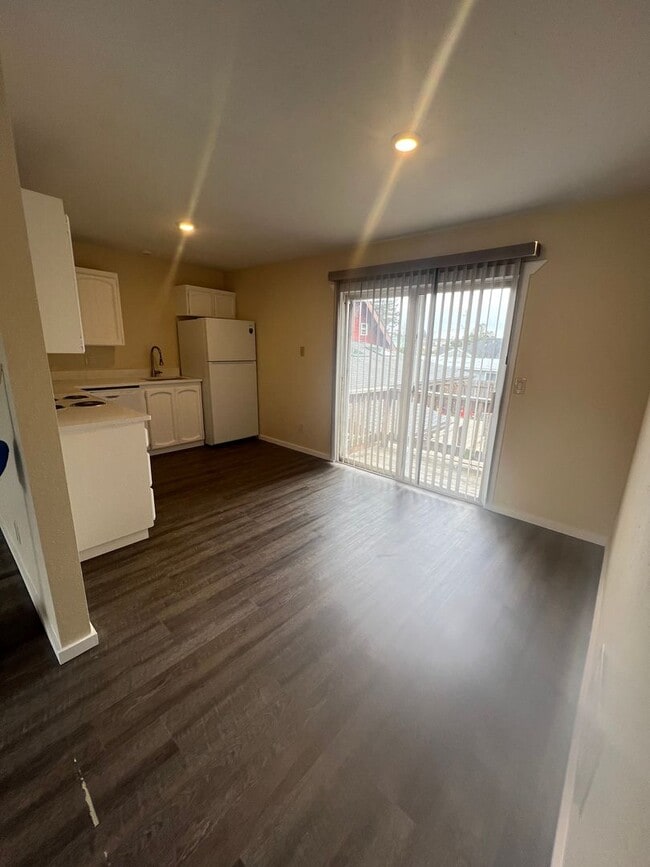 Building Photo - 1860 Myrtle St Unit #3