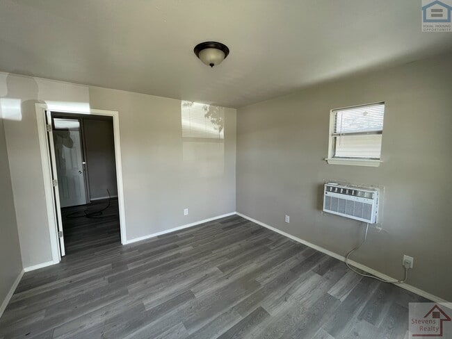 Building Photo - 1315 SW E Ave Rental