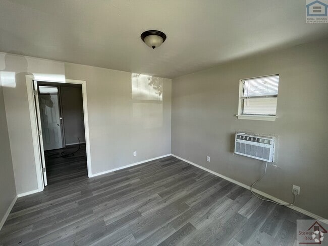 Building Photo - 1315 SW E Ave Rental