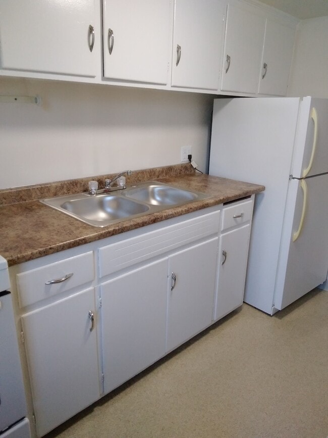 Photo - 931 E State St Unit Apt#3