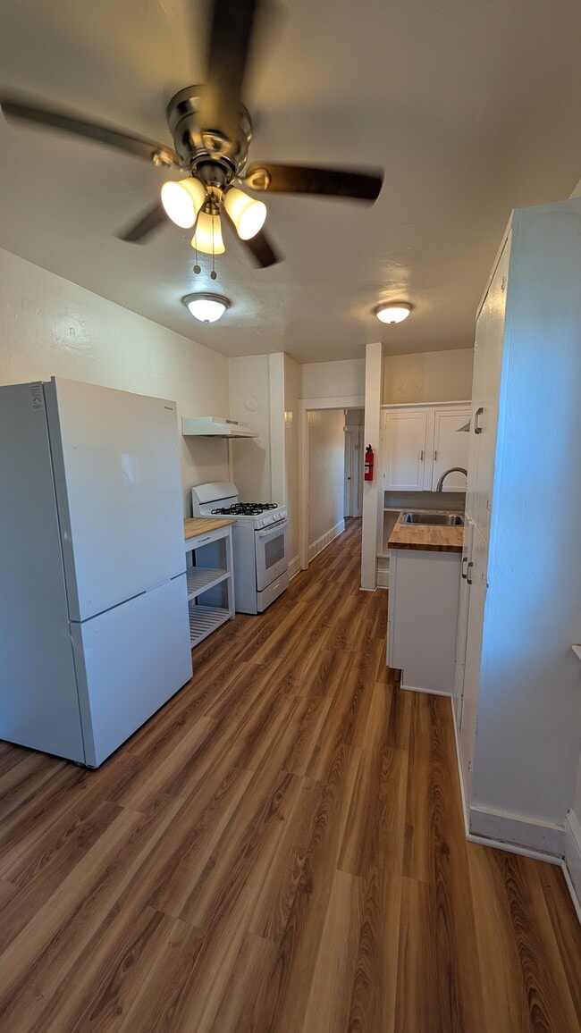 Photo - 327 E St John St
