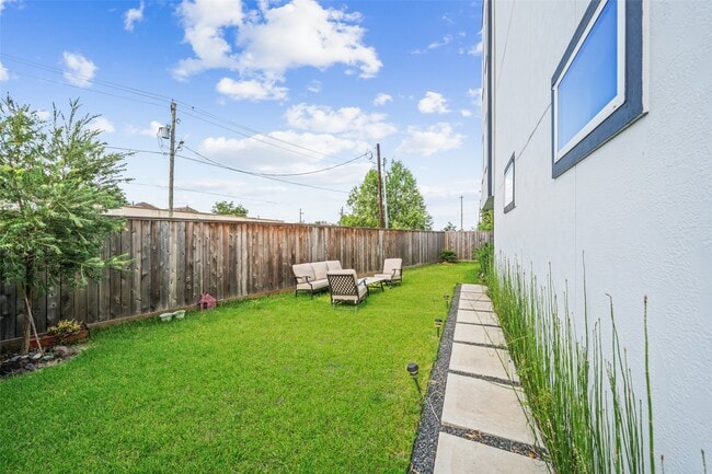 Building Photo - 1318 Reinerman St Rental