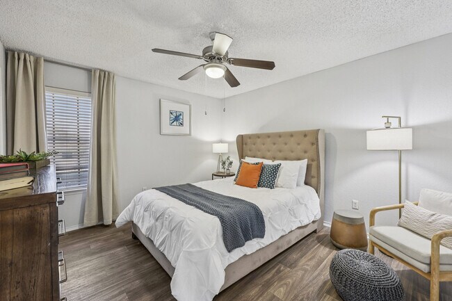 Creekside on the Green bedroom with ceiling fan and vinyl flooring