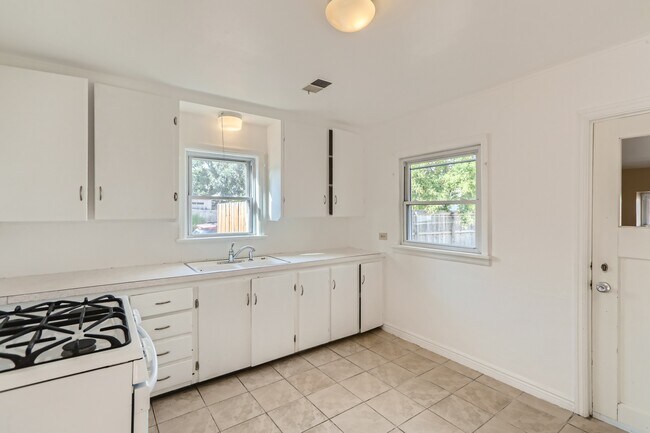 Photo - 2195 S Cherokee St