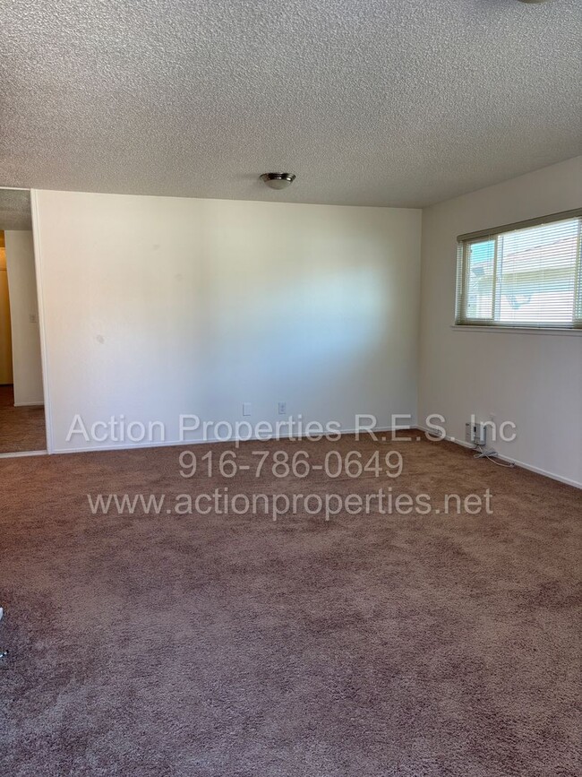 Building Photo - Central Roseville: 2 Bedroom 1 Bathroom Single Level, Large Living Room Central Heat and Air Upda...