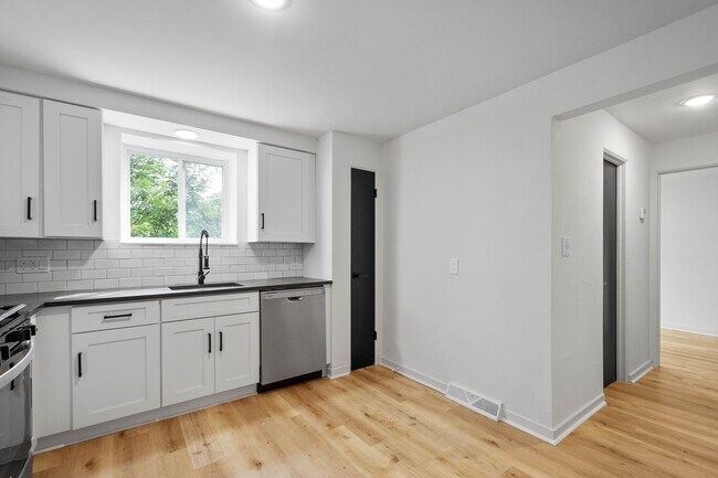Photo - RENOVATED & READY FOR MOVE IN! 2-BEDROOM I... Unidad Apartment B