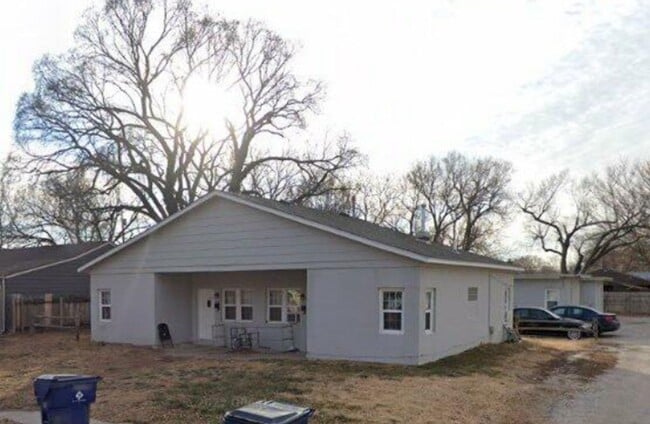 Building Photo - 2 Bedroom Duplex West Wichita Rental