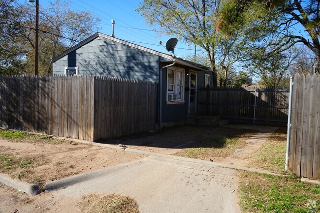 Building Photo - 2601 40th St Unit 2601 40th - Rear Rental