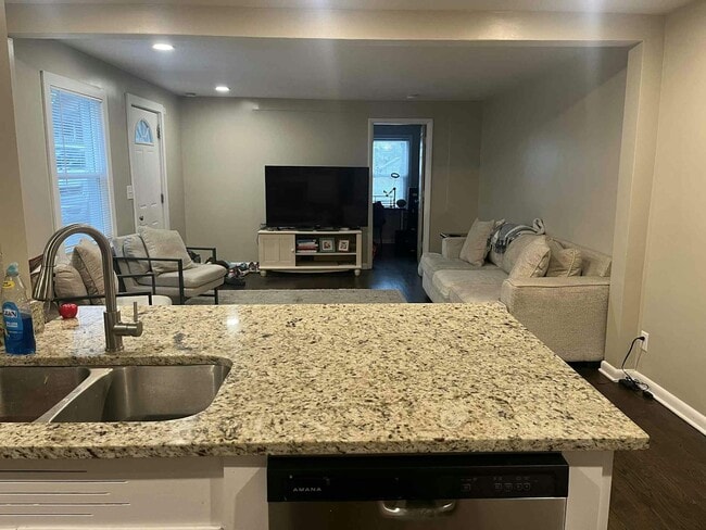 Photo - 916 Grove St