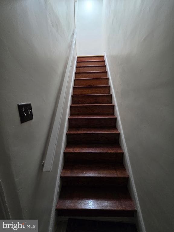 Building Photo - 6327 Eastwood St Unit 2 FL