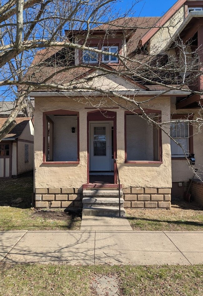 Building Photo - 2 bedroom Row Home