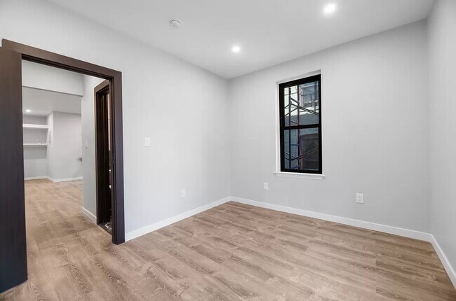 Photo - 453 West 48th Street Unidad 4B