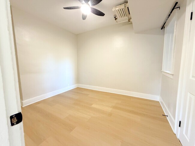 Photo - 714 Elliott St E