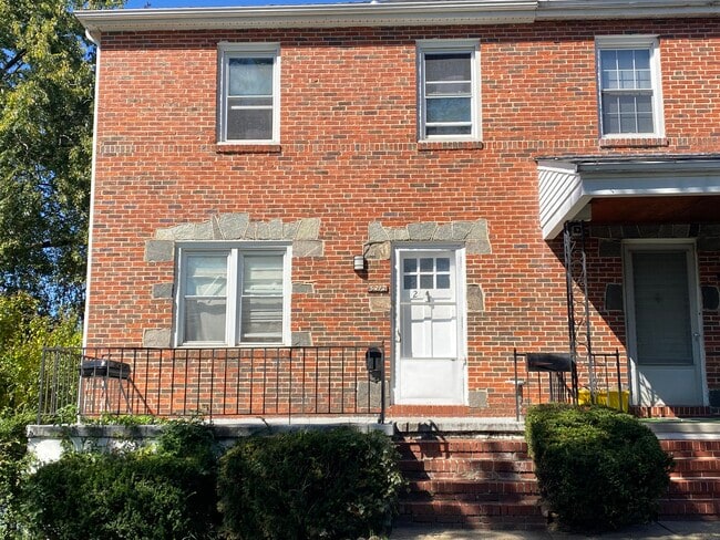 Building Photo - 5212 Hillburn Ave Unit 2nd Floor