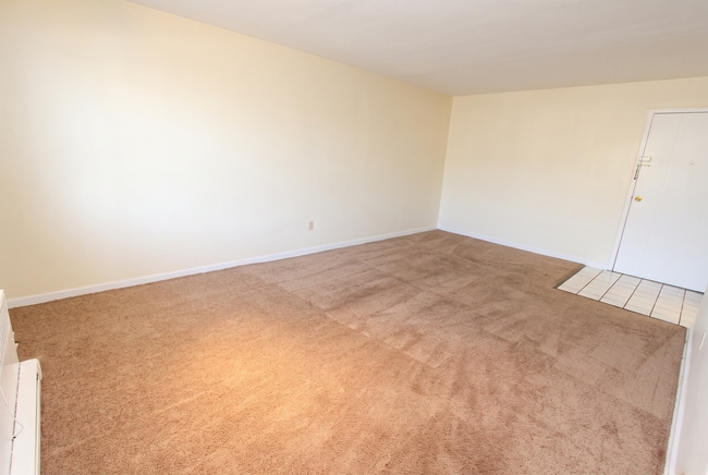 FENWYCK APARTMENTS -- 024
