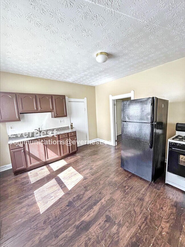 Photo - 1100 E 74th St