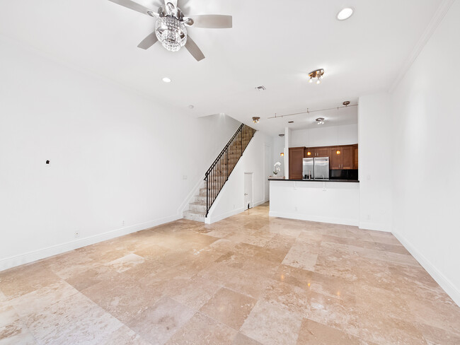 living/dinning area - 1226 NE 14th Ave Casa Adosada