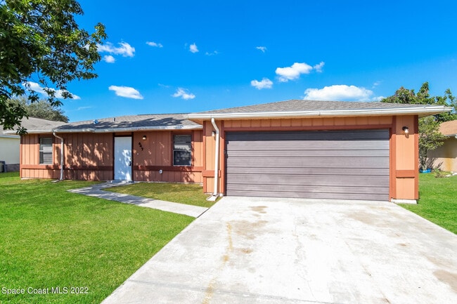 Building Photo - 647 Pampas St NW