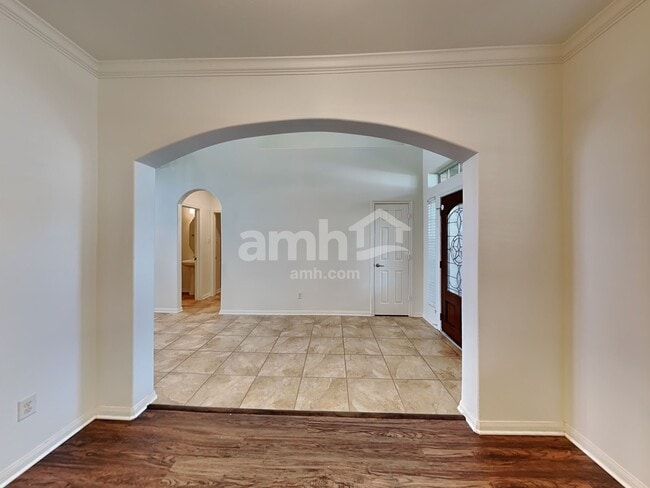 Photo - 2114 Wembley Way