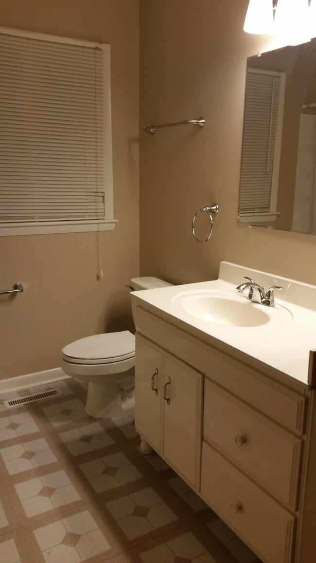 Building Photo - 619 Sussex Ln