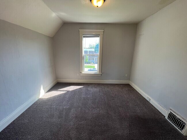 Photo - 825 Grove St