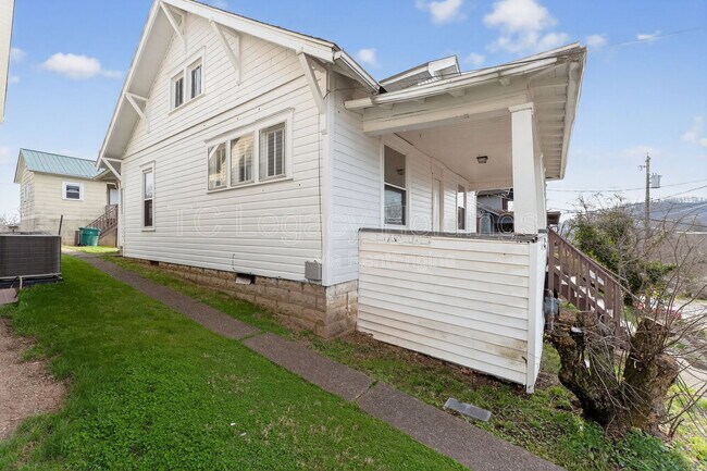 604 Hart St