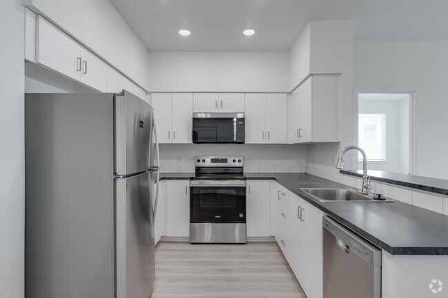 2BR, 2BA - 921SF - Kitchen