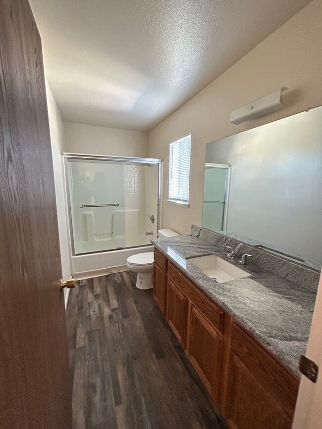 Photo - 3 Bed, 2.5 Bathroom Apartment Unit 1041-4