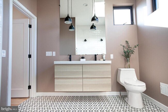 Photo - 2539 Collins St