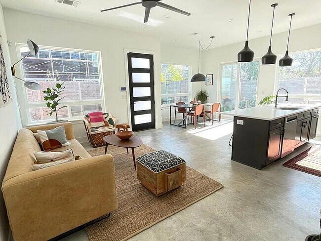 Photo - 910 Gullett St