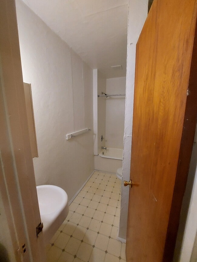 Photo - 713 Victoria Ave Unit 1
