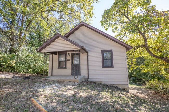 Building Photo - 917 Harding St