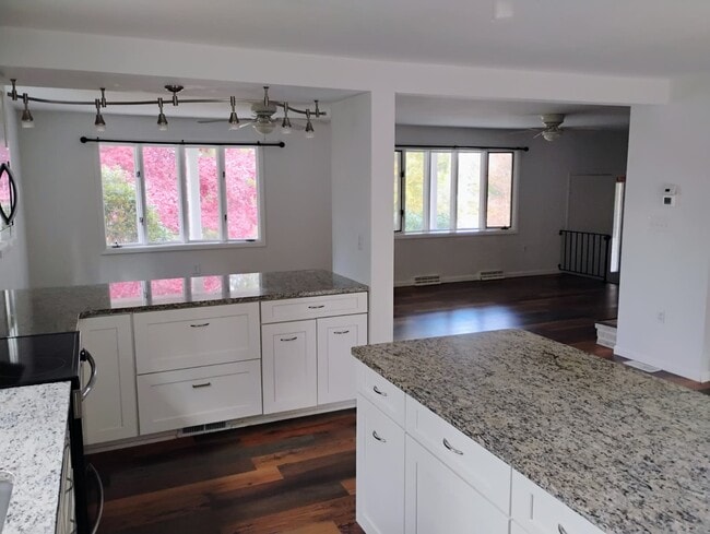 Photo - 110 W Fairview St