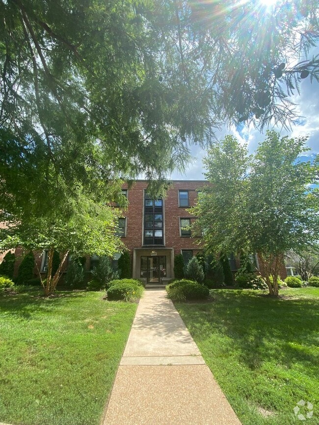 Building Photo - Updated One Bedroom One Bath Apt! Unit 6244 Oakland Ave #306