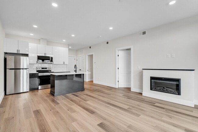 Photo - 63 Belgrade Ave Unidad 404