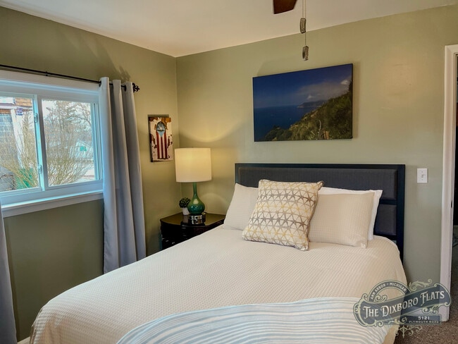 Building Photo - 5121 Plymouth Road Unit Lower