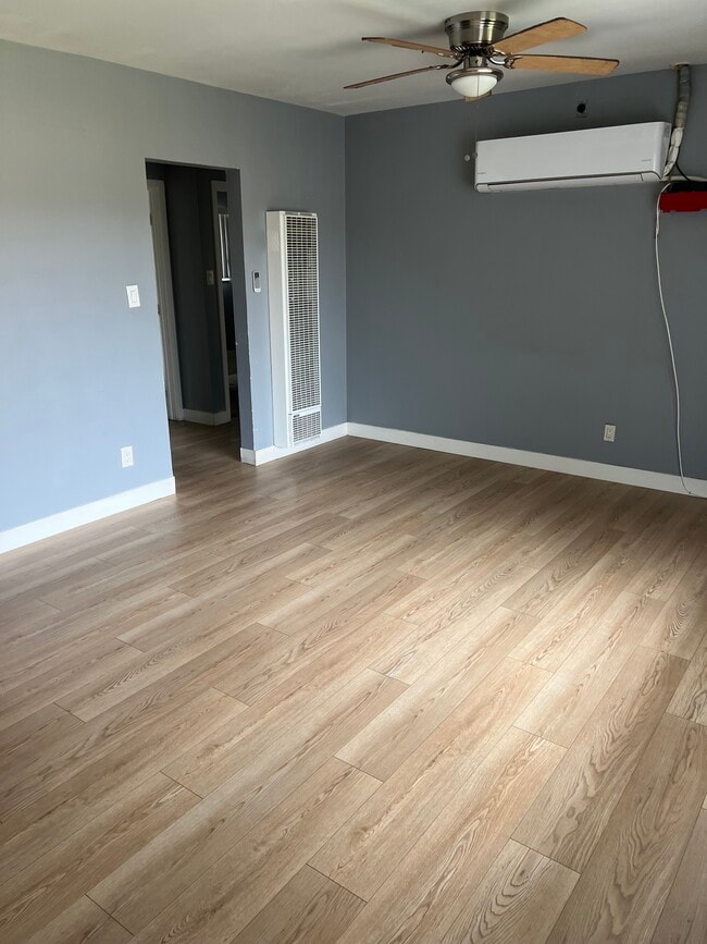 Building Photo - 4392 Elmwood Ave Unit D