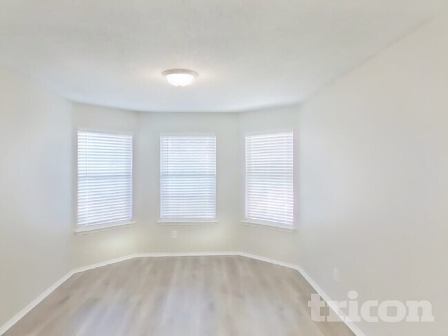 Photo - 1502 Warrington Way