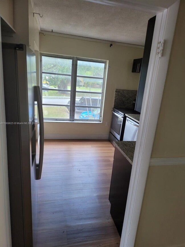 Building Photo - 4172 Inverrary Dr Unit 212